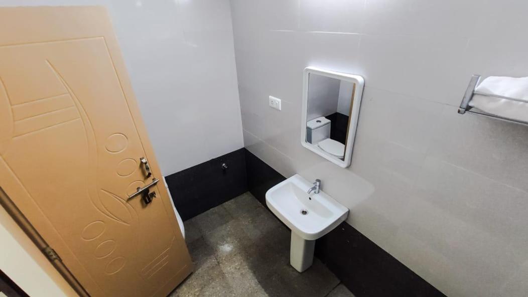 Fortune Village Hotel Кундапур Екстериор снимка